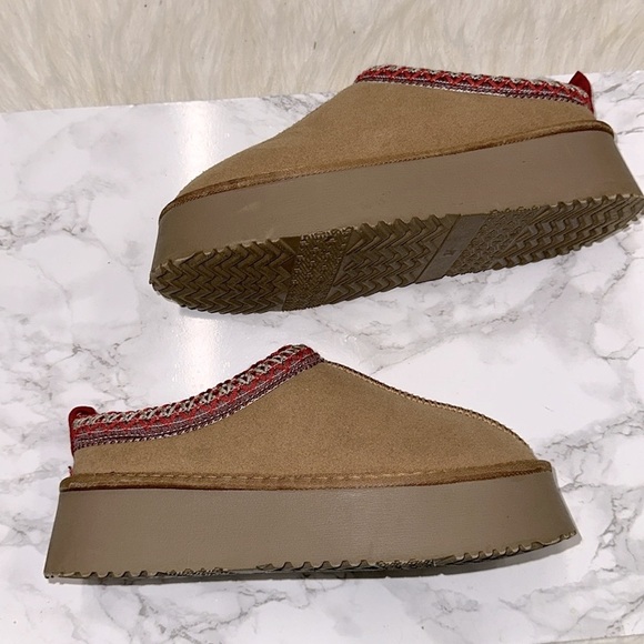 Cozy Tan Slip-On Shoes with Red Trim size 37/6.5-7 - Picture 9 of 10